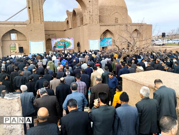 اقامه نماز بندگی در مسجد جامع تاریخی شهر رشتخوار