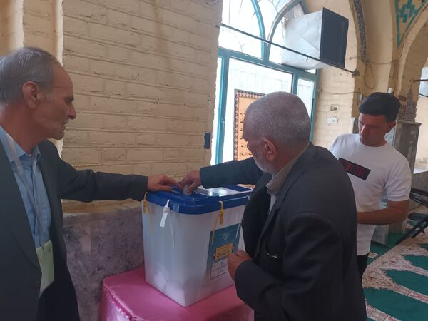 حضور مسئولان، مردم و رای اولی‌های چناران پای صندوق‌های رای در میدان انتخابات 