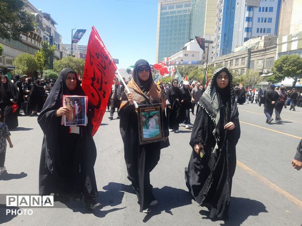 برافراشتن پرچم های خونخواهی و یالثارت الخامنه ای توسط مردم همیشه در صحنه مشهد مقدس 