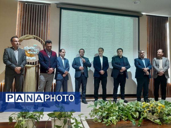 جلسه انجمن اولیا و مربیان در دبستان آرمینه مصلی نژاد ناحیه ۶ مشهد 