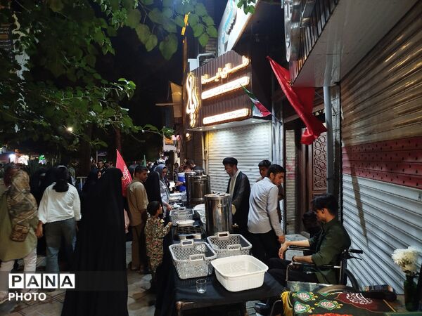 چایخانه حوزه علمیه گلشن؛ روایتگر ارادت به رهبر امت اسلام