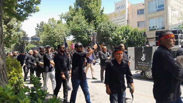 مراسم زنجیر زنی و سینه زنی به مناسبت سالگرد رحلت امام در نیشابور 