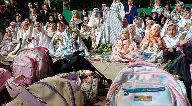 حضور دختران به همراه کوله پشتی در چهارباغ خرم‌آباد مصادف با دهه کرامت