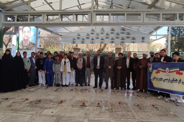 گلباران مزار شهدا به‌مناسبت آغاز هفته کانون‌های فرهنگی و تربیتی در قم