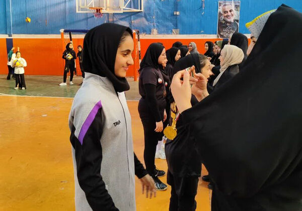 تقدیر از دختران برگزیده مسابقات ورزشی در شهر جعفریه قم