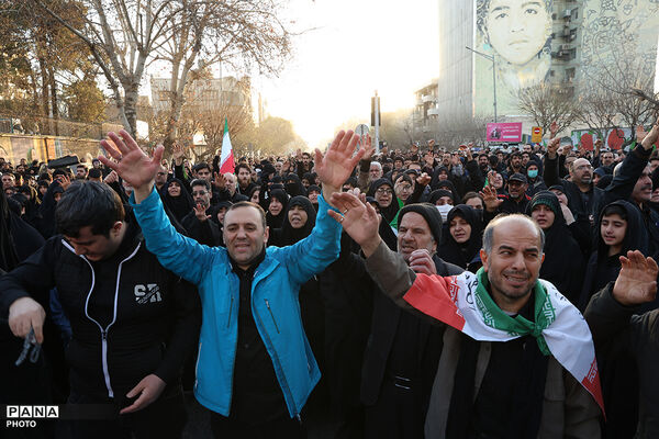 تجمع سوگواران رهبر شهید انقلاب در مقابل دانشگاه تهران