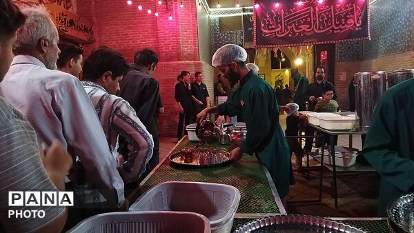 ۱۷۵ شب خدمت در آستان آل‌الله؛ حال‌وهوای چایخانه حضرت زهرا (س) در شب شهادت امام حسن عسکری (ع)