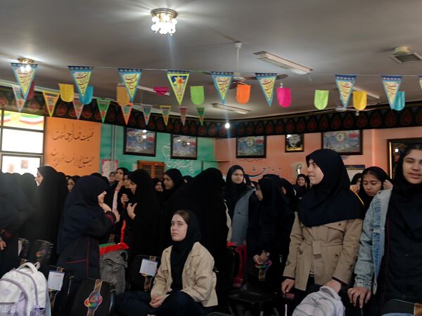 یادآورحماسه سیزدهم آبان دردبیرستان شاهدشهید قاسم سلیمانی