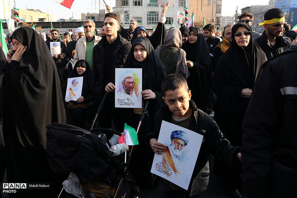 مراسم بیعت با سومین رهبر انقلاب در تهران - 2