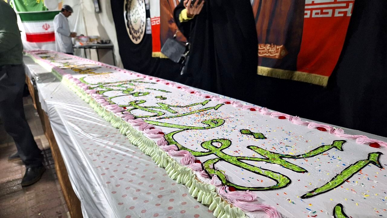  کیک ۱۴ متری کام شهروندان را شیرین کرد