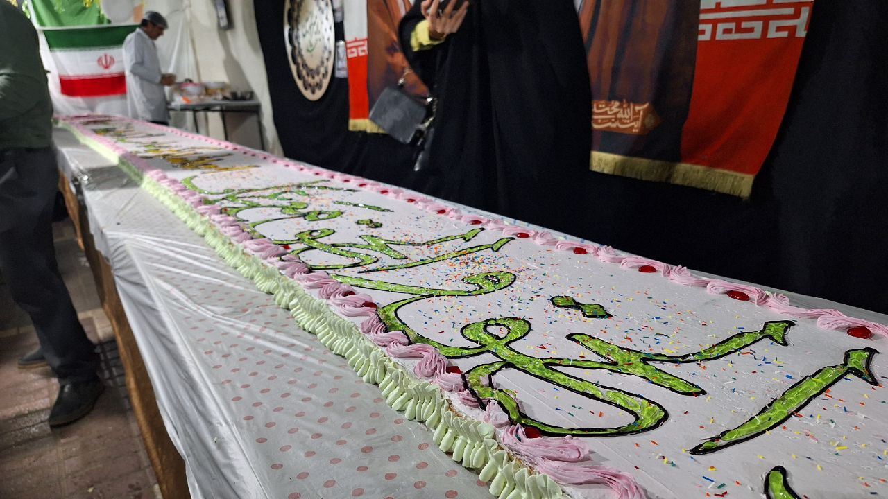  کیک ۱۴ متری کام شهروندان را شیرین کرد