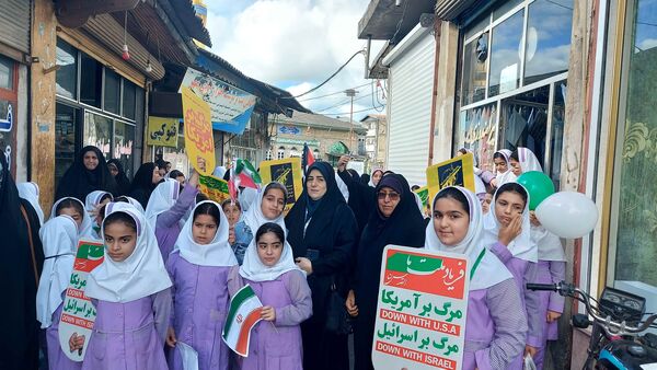 حضور پر شور نسل آینده در راهپیمایی روز دانش آموز 