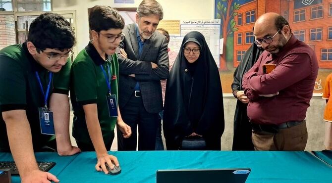 میزبانی از نخبگان و مسئولان در نمایشگاه پژوهشی «فانوس» علامه حلی ۲