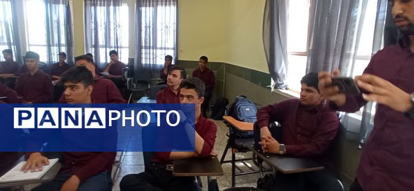 کلاس آموزشی هلال احمر در دبیرستان نمونه آیت الله خامنه ای