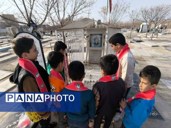 غبارروبی مزار شهدا توسط دانش‌آموزان دبستان شهید پسندیده فدافن