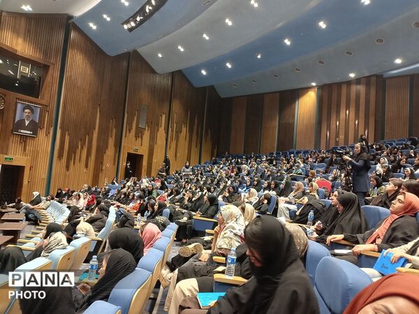 حضور دانش‌آموزان دختر هرمزگانی در همایش بزرگ تحصیلی «یاد نوین»