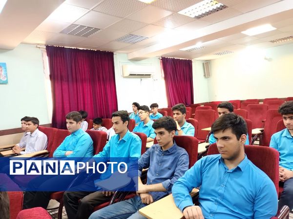 تقدیر از دانش‌آموزان برگزیده نمایشگاه دستاوردهای انقلاب اسلامی در دبیرستان طلایه داران شهید ناصری