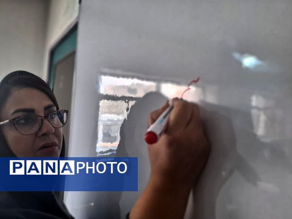 کلاس هنر خط و زیبایی شناسی  در دبیرستان دخترانه شهید رستمرودی ورامین