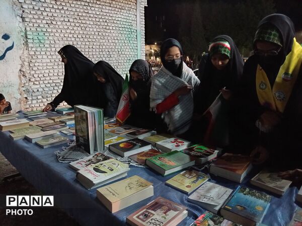 برپایی غرفه کتابخوانی در شهرستان خلیل آباد