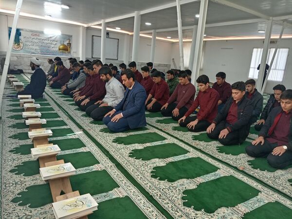 نماز جماعت و محفل انس با قرآن در دبیرستان آیت الله خامنه‌ای