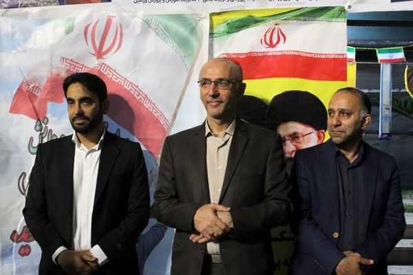 بازدید قائم‌مقام سازمان دانش‌آموزی از غرفه شهدای دانش‌آموز ورامین