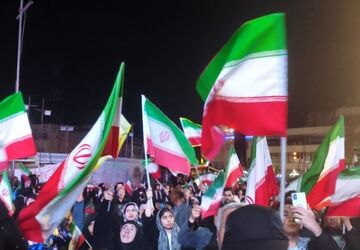 حضور محمد عکاف در میدان انقلاب؛ چهلم شهداى میناب