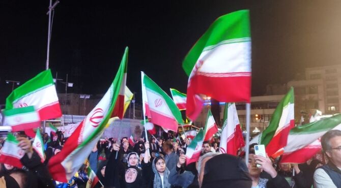حضور محمد عکاف در میدان انقلاب؛ چهلم شهداى میناب