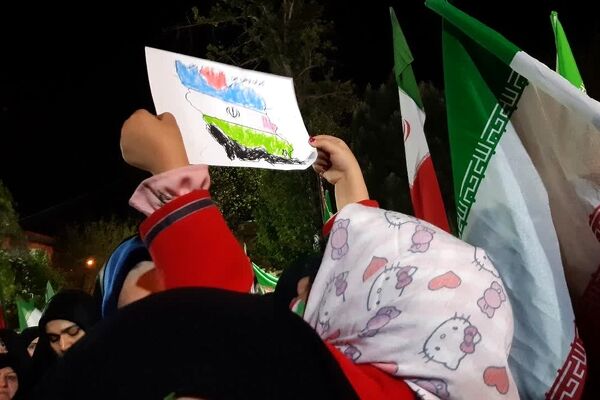 حضور فرهنگیان و دانش آموزان منطقه ۱۰ در مراسم چهلم شهدای جنگ رمضان در میدان بریانک