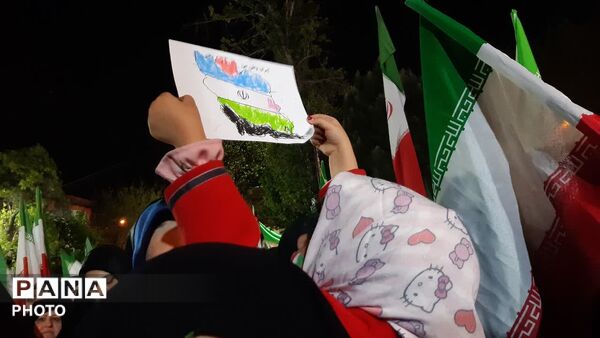 حضور فرهنگیان و دانش آموزان منطقه ۱۰ در مراسم چهلم شهدای جنگ رمضان در میدان بریانک