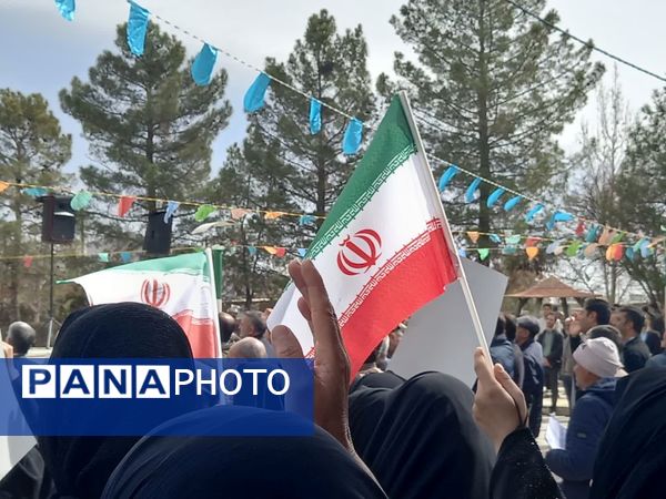 جلوه‌ای از همراهی اقشار مختلف مردم در راهپیمایی سالروز انقلاب بختگان