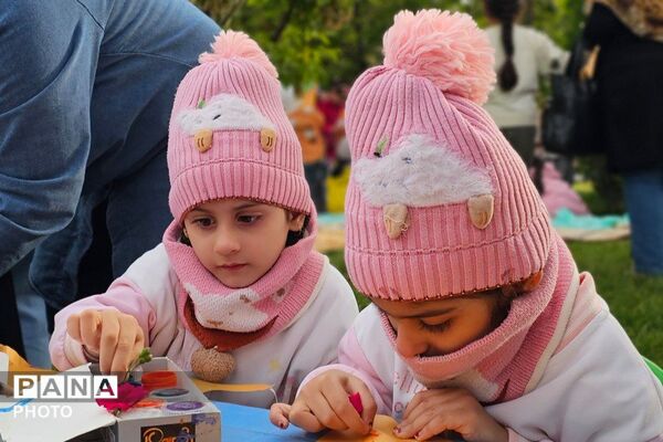 آسمانِ پارک فرهنگیان بناب زیر باران بادبادک‌های رنگی