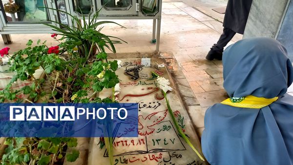 قدم‌های کوچک برخاک بزرگ