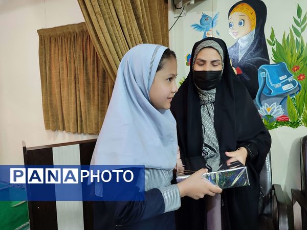 تقدیر از دانش آموزان فعال و تکریم همسر و فرزندان شهدای دبستان شاهد حاج تقی آقا بزرگ مشهد