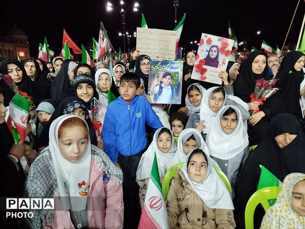 تجمع فرهنگیان و دانش‌آموزان همدان در میدان امام خمینی (ره) به مناسبت هفته معلم