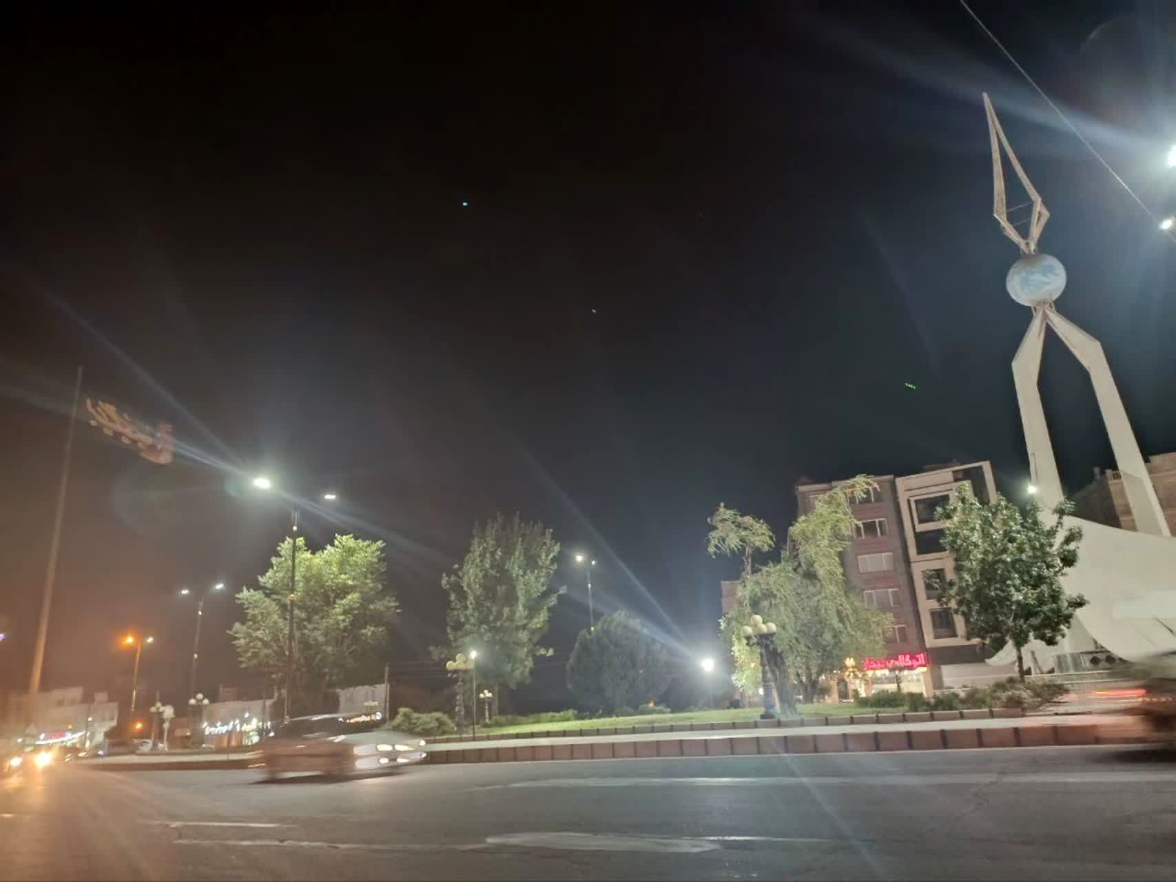 شهرداری خرمدره میدان معلم را با چراغ‌های دکوراتیو دوشعله نورپردازی کرد