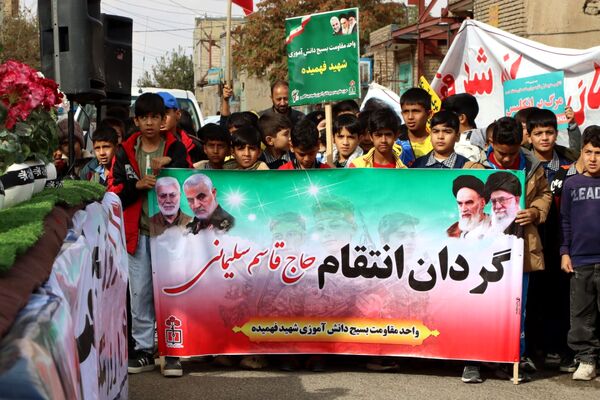 حضور پرشور دانش‌آموزان شهرستان صالح‌آباد در راهپیمایی روز ۱۳ آبان
