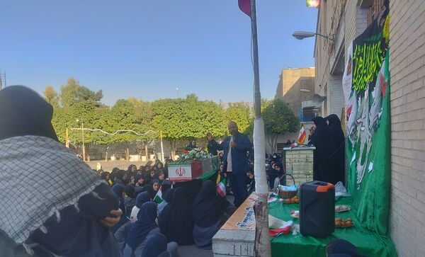 دبیرستان دخترانه صنف پوشاک ناحیه 3 میزبان شهید گمنام