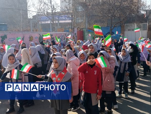 نواختن زنگ انقلاب در مدرسه انقلاب اسلامی ناحیه پنج 