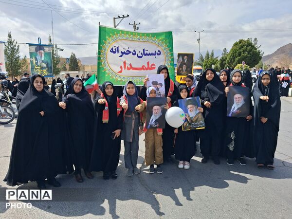 کوله پشتی‌های صورتی رنگ در راهپیمائی روز قدس تفت 