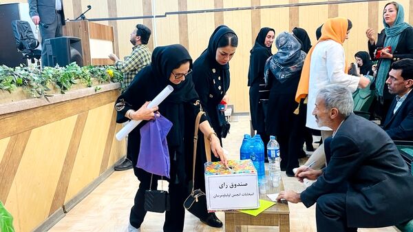 برگزاری جلسه انجمن اولیاء و مربیان دبستان معلم 