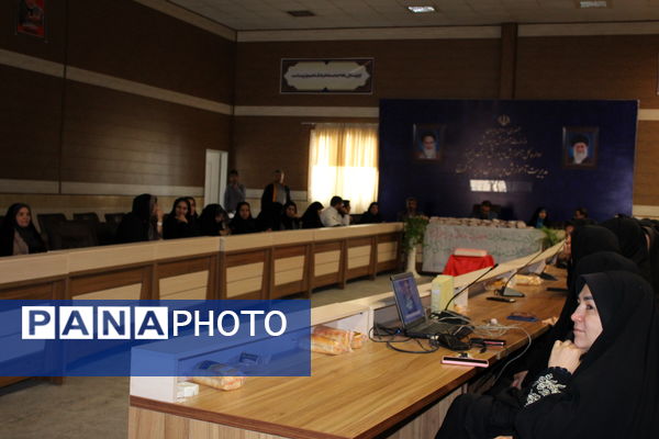 مراسم قدردانی از مهین باقری مجدی بانوی موفق به مناسبت روز زن و روز مادر در اداره آموزش و پرورش ناحیه 4 کرج