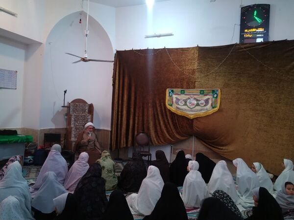 مراسم معنوی اعتکاف دانش‌آموزان دختر ابرکوهی در مسجد بقیه الله