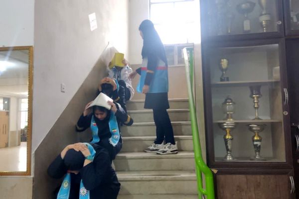 برگزاری مانور زلزله در مدارس ناحیه 4 شیراز 