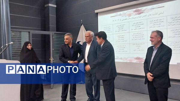 جلسه انجمن اولیا و مربیان در دبیرستان دوره دوم آرمینه مصلی نژاد