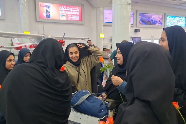 استقبال از زائران حرم امام رئوف در فرودگاه شیراز