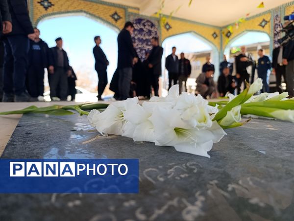 گلباران قبور شهدای شهر سفیددشت به مناسبت دهه فجر