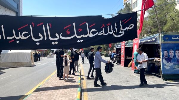 بازآفرینی مسیر عشق؛ جاماندگان اربعین در شبیه‌سازی مواکب نجف تا کربلا گردهم آمدند‌.