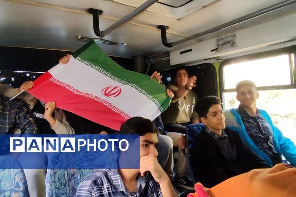 حضور دانش‌آموزان مدرسه نمونه‌‍دولتی استاد مطهری در راهپیمایی ۱۳ آبان