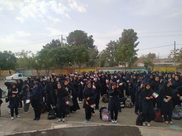 جشن آغاز سال تحصیلی جدید در دبیرستان نمونه ایمان 