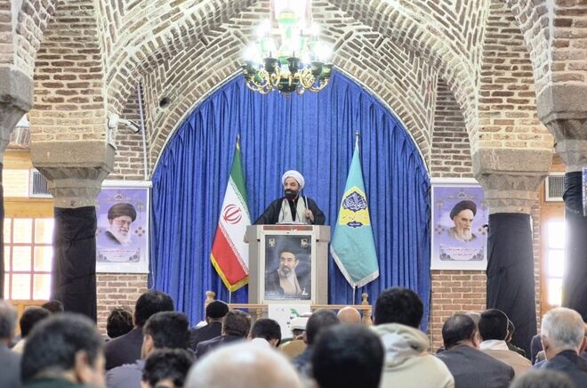 حضور نوجوانان هشترودی به مناسبت هفته بسیج دانش‌آموزی در نماز جمعه